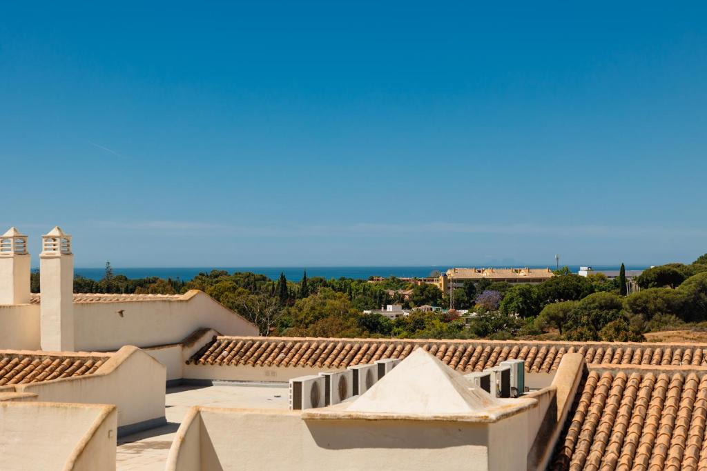 Holiday apartment with private terrace, just 10 minutes by car from Elviria Beach, Marbella - 5