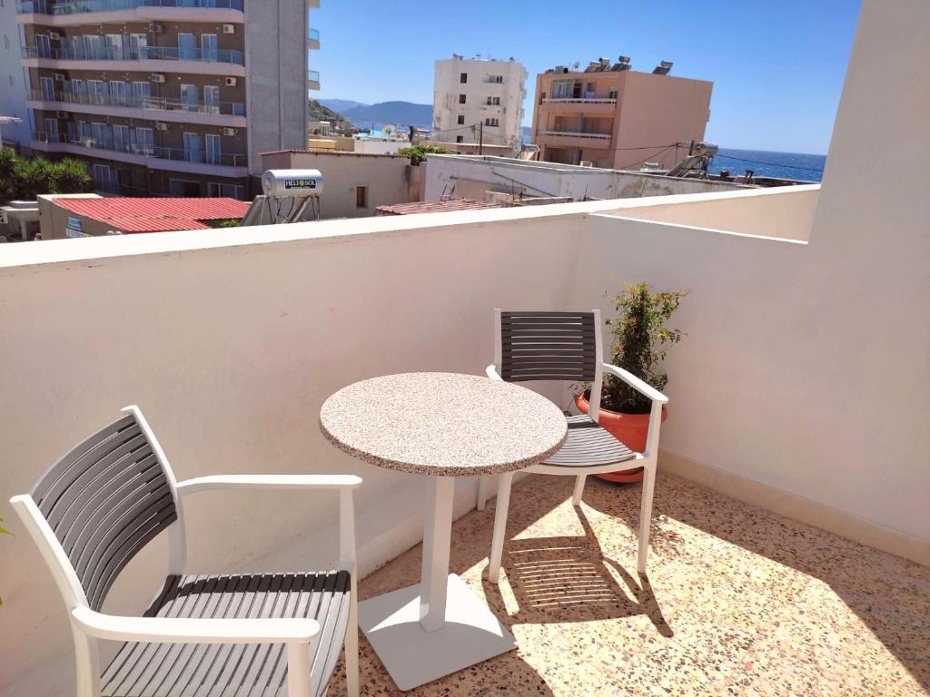 Small apartment (studio) in town with sea view, Město Rhodos