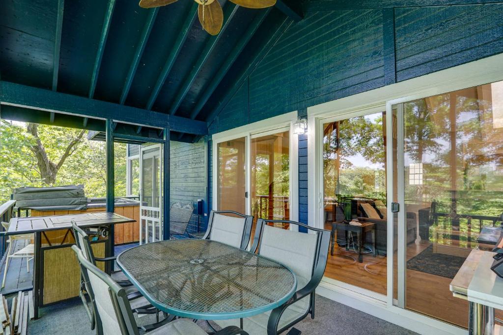 Screened Deck Margaritaville Lake Resort Retreat 전경