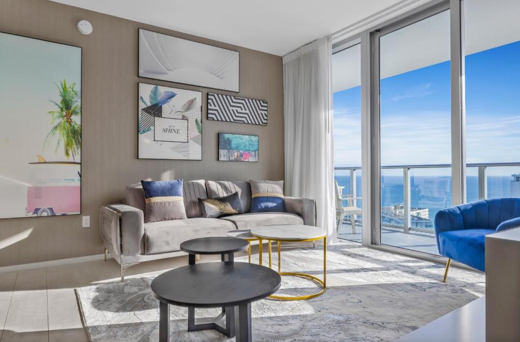 Wake Up To Ocean Views - Stunning 2BDR & 2BA Condo STEPS AWAY FROM THE OCEAN, Hollywood