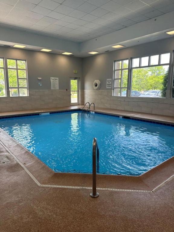Holiday Inn Express Hotel & Suites Chicago-Algonquin By IHG スイミングプール