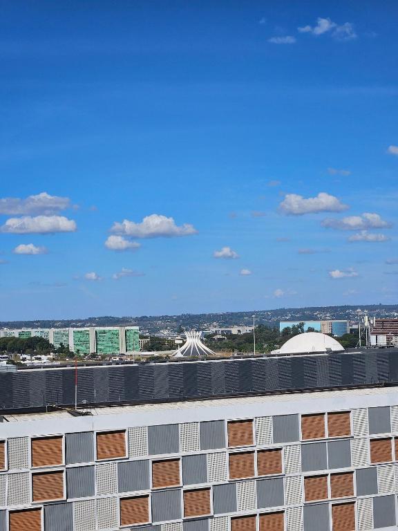 V909 Flat bem espaçoso com varanda vista Esplanada, Brasília