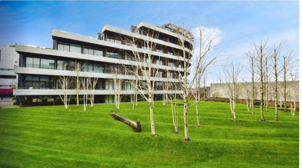 The Budenberg, Spectacular and Modern Apartment near to ALTRINCHAM Town, Broadheath