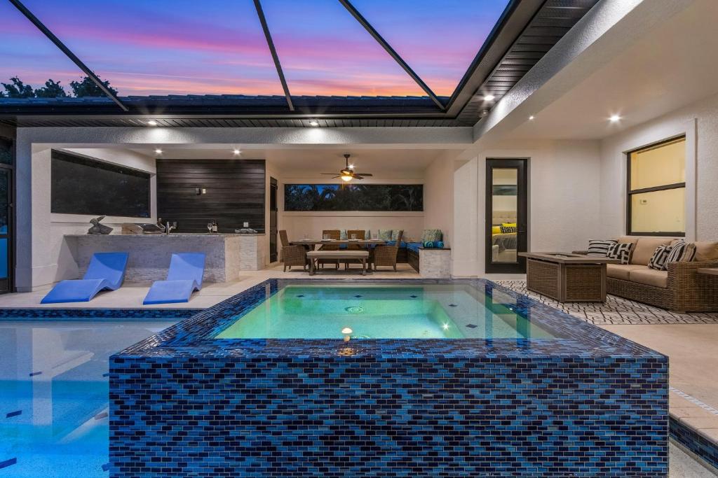 Gorgeous! Heated, Saltwater Pool and Spa, Custom Outdoor Kitchen - Villa Still Waters - Roelens, Cape Coral