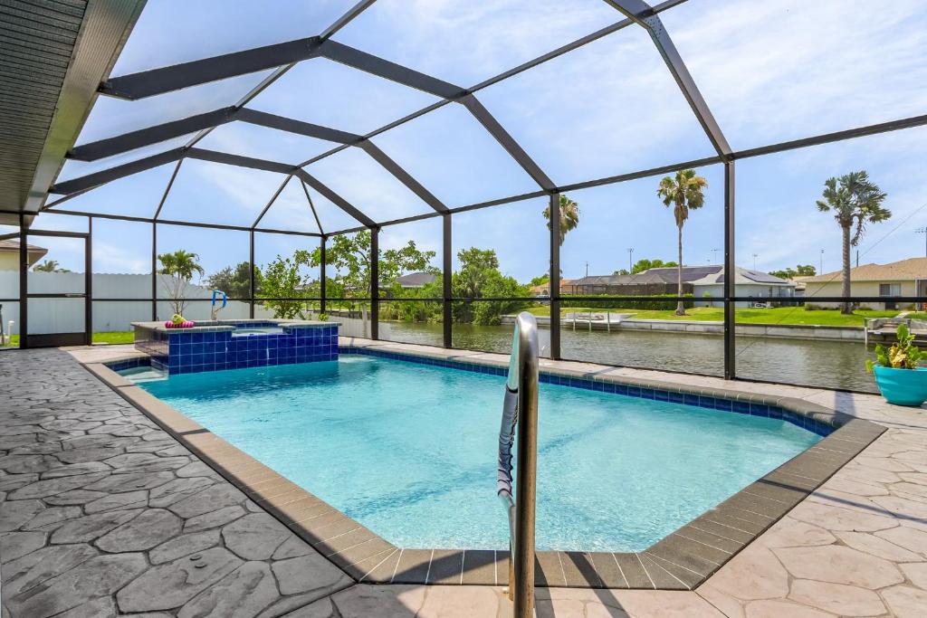 Serene Canal Views, Paddle Board, Bicycles, Heated Pool and Spa - Villa The Great Escape, Cape Coral