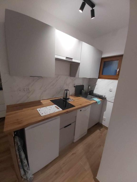 Domek w ogródku 이미지