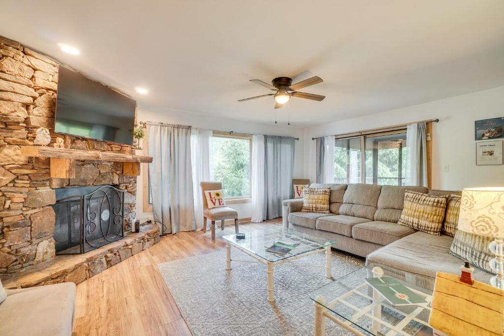 Spacious Rustic Helen Abode about half Mi From Tubing!, Helen