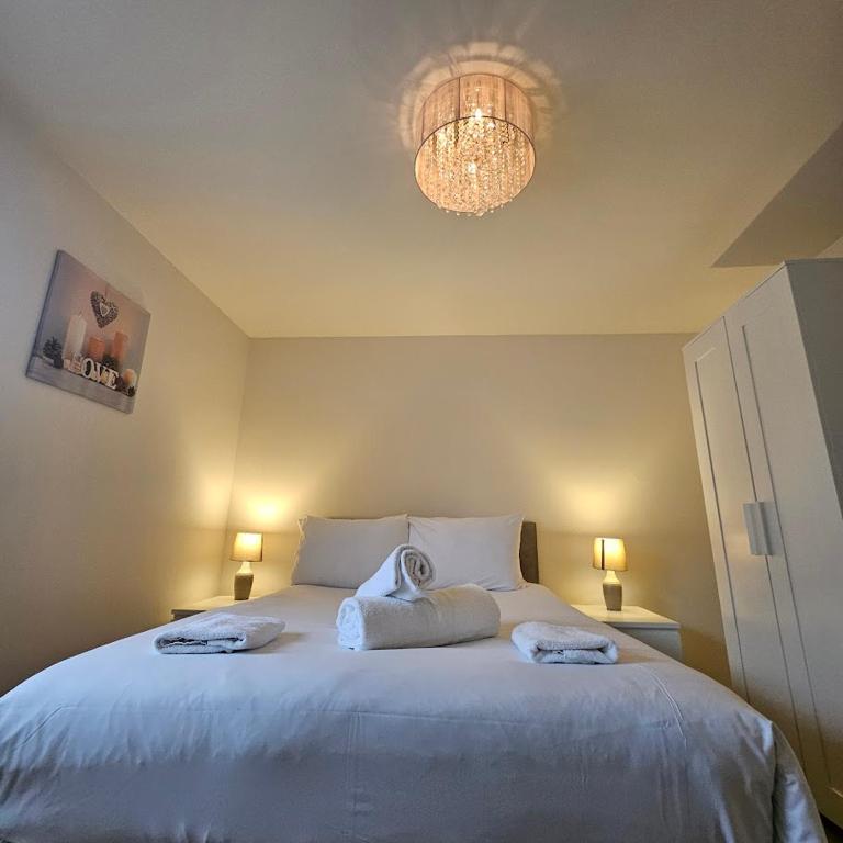 Modern Comfy 3 Bed Home - Free 2 space driveway and free road parking, Derby