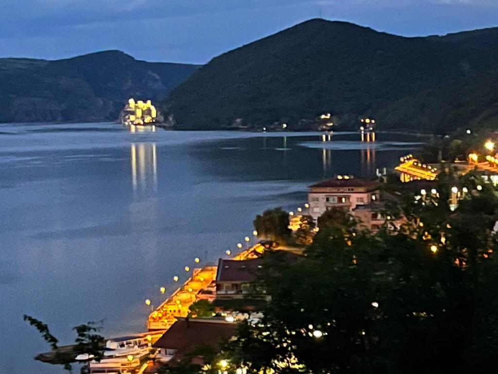 Mulen ruž Simić, Golubac