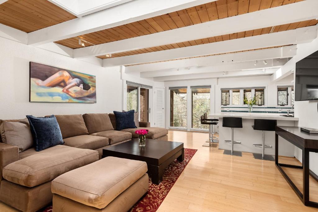 Quaint Budget-friendly Retreat With Aspen Charm, Aspen