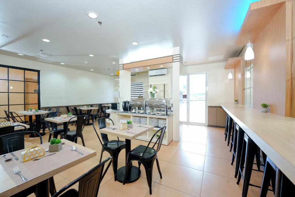 Food and beverages, Microtel by Wyndham Davao in Davao City