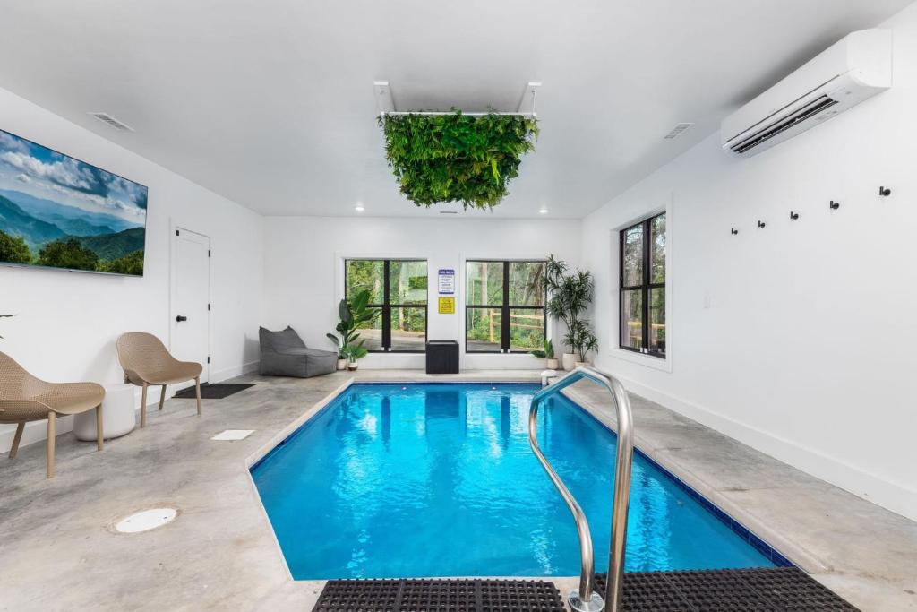 Splashin at Raven's Ridge cabin, Sevierville