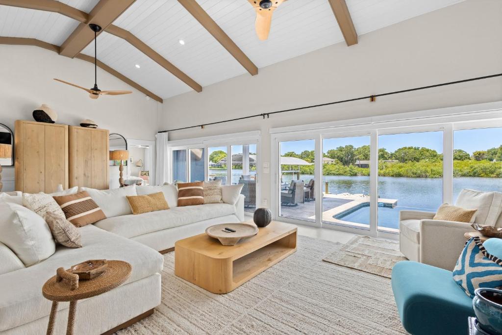 The Contempo Flamingo, Largo