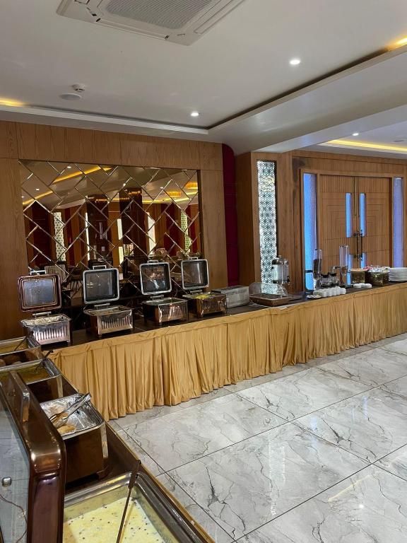 2. Hotel Th..