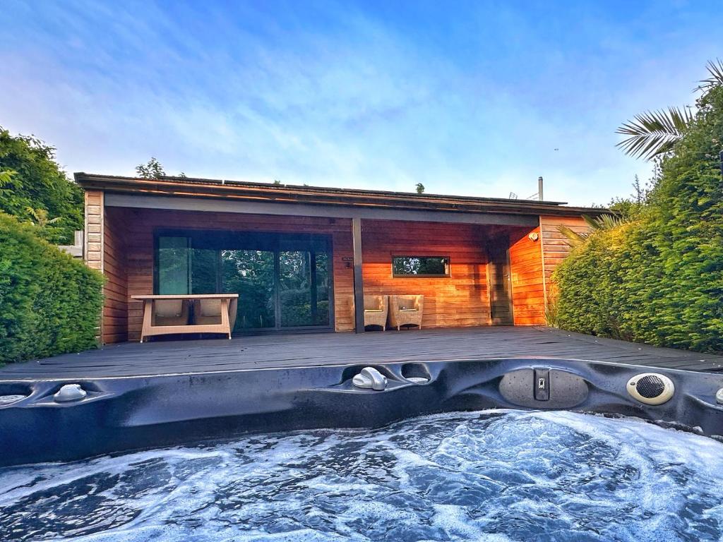 Chy Mena. South facing lodge with hot tub & views., St. Agnes 