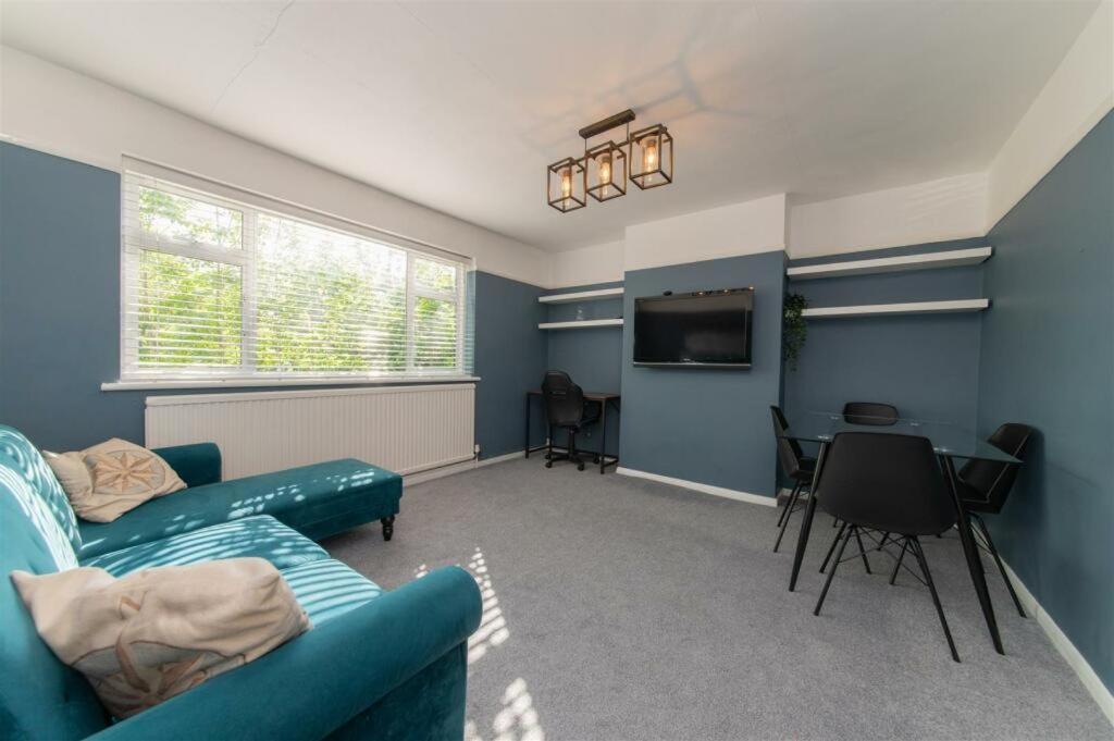 Vibrant & Stylish Mill Hill East Pad, Hendon