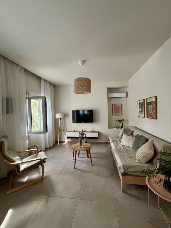 Relax under the mulberry tree, Istron