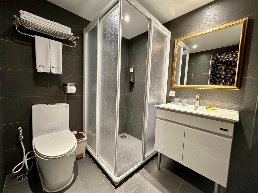 Airline Inn Taipei Ximen toilet with bidet