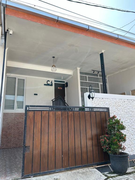 Clamitan House