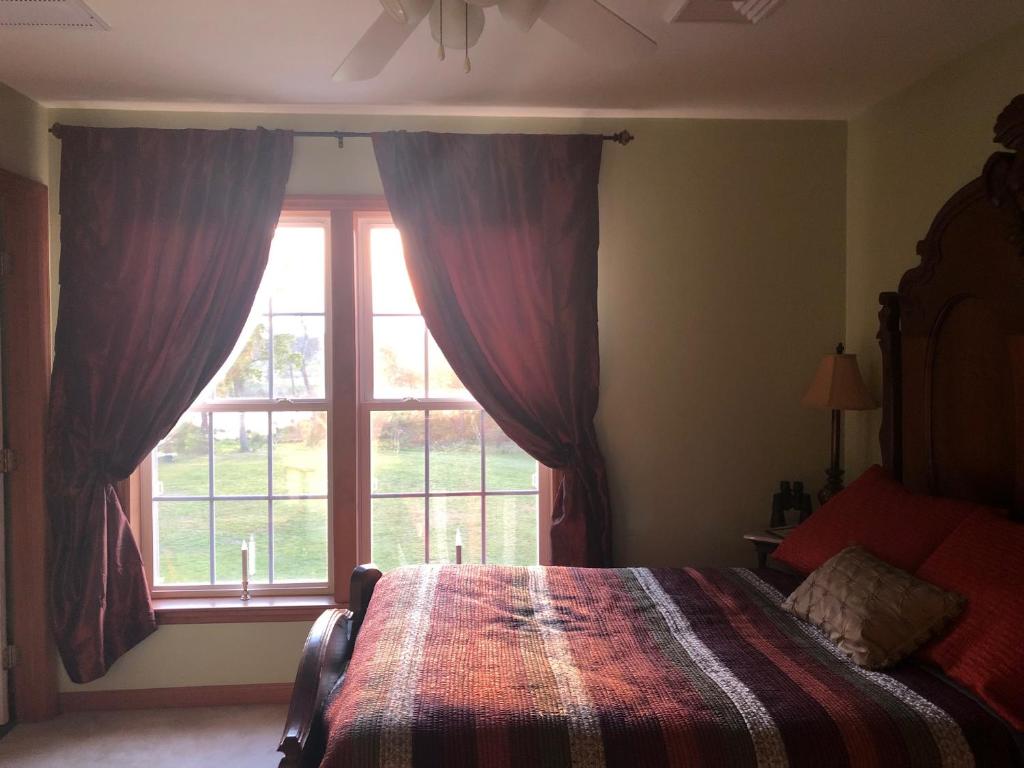 2nd floor guest room with attached bath, Milford