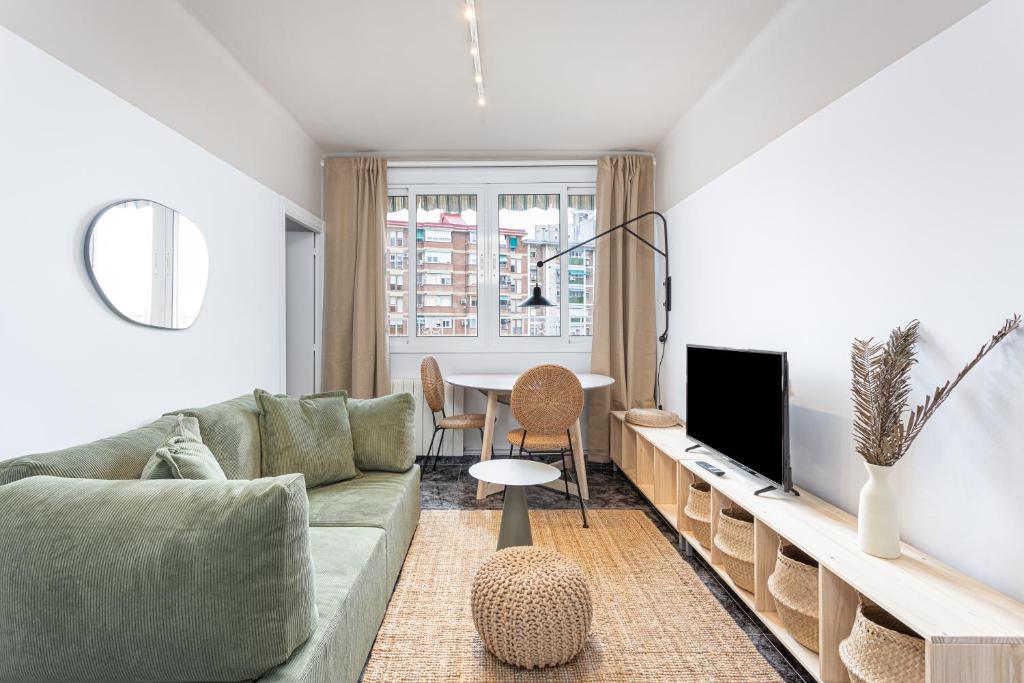 3 Bdr Apt In Cornella 5 Mins Form The Metro, Cornellà de Llobregat