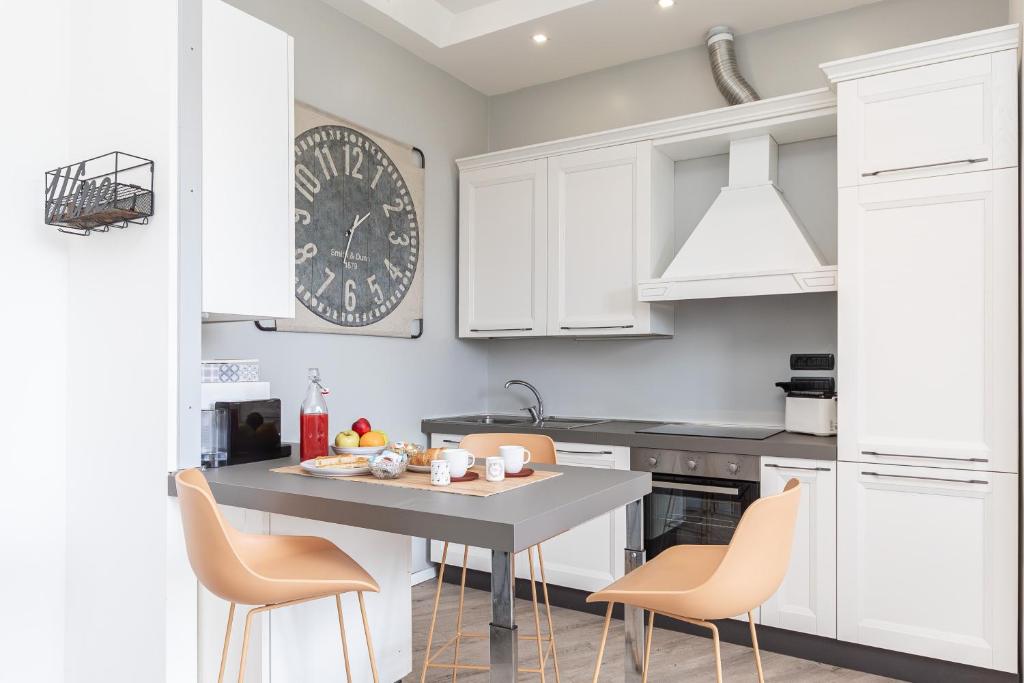Spacious 3-Bedroom Apartment - 10 Min to City Center & 5 Min to Gaslini Hospital by car - 3