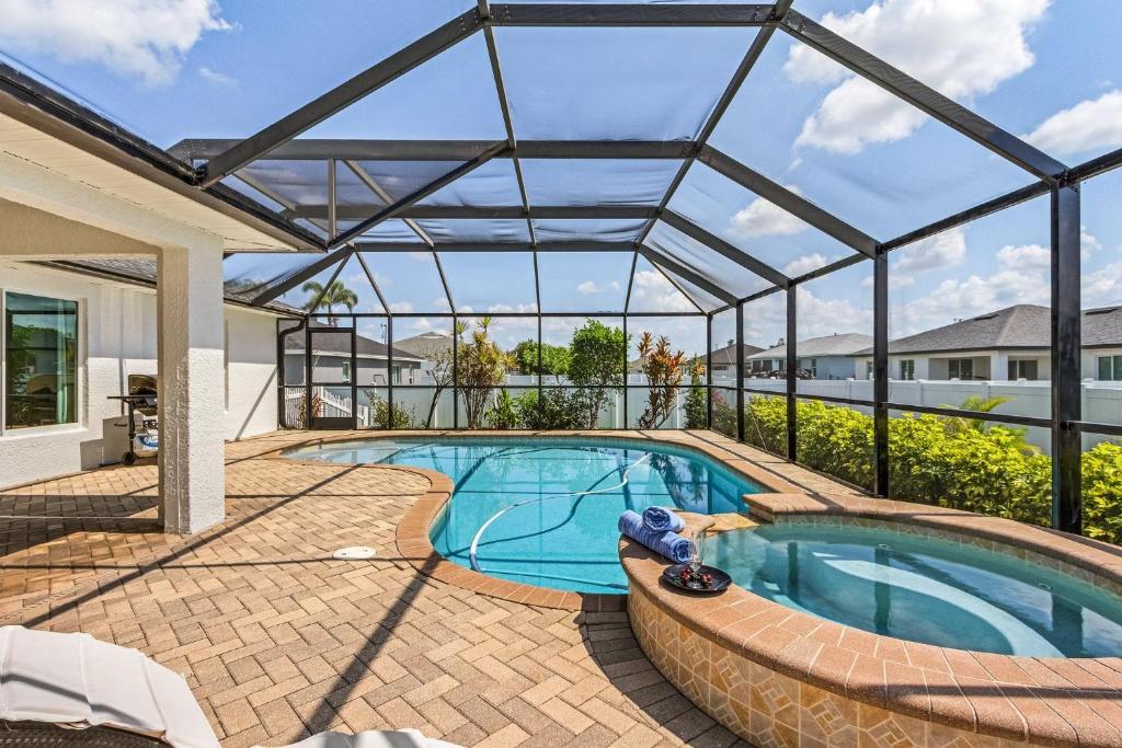 Relax & Unwind in Privacy - Heated Salt Water Pool and Spa - Villa Belle Vie, Cape Coral