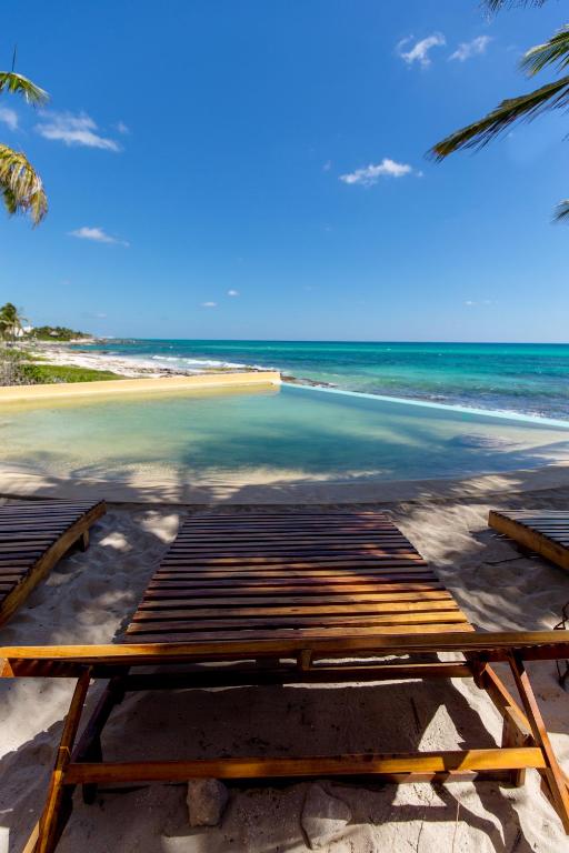 Angelina 28 Beachfront and Family Apartments - Modern and Relaxing Long Stays - 20 min from Cancun Airport - 2