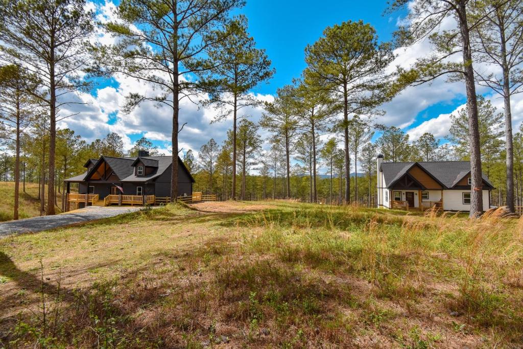 The Cabins at Mountain Peak Retreat with Game Rooms, Ellijay