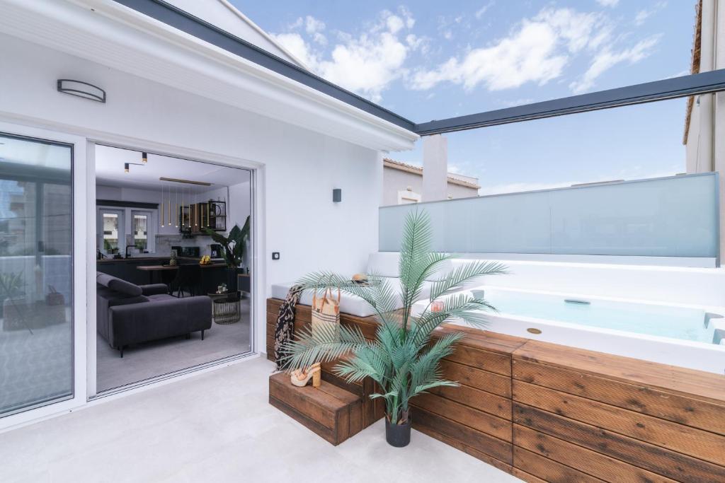 Iceberg Suite with Jacuzzi, Kalamaki