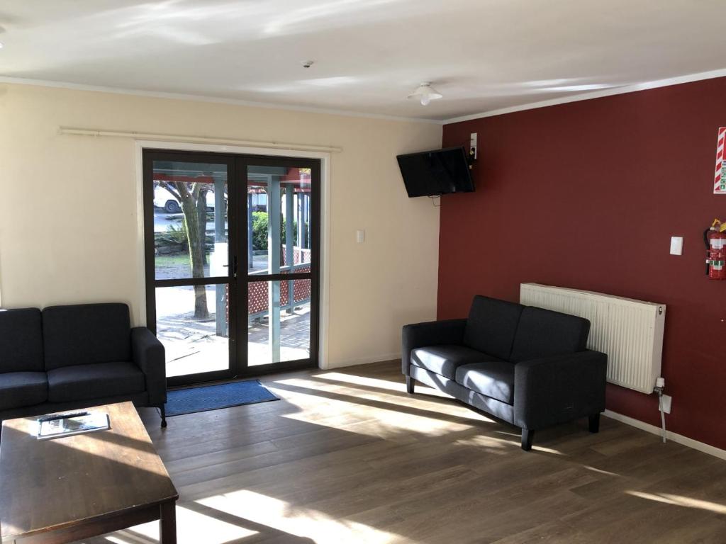 Shared lounge/TV area