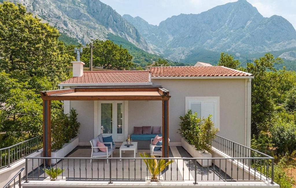 Stunning Home In Bast, Bast