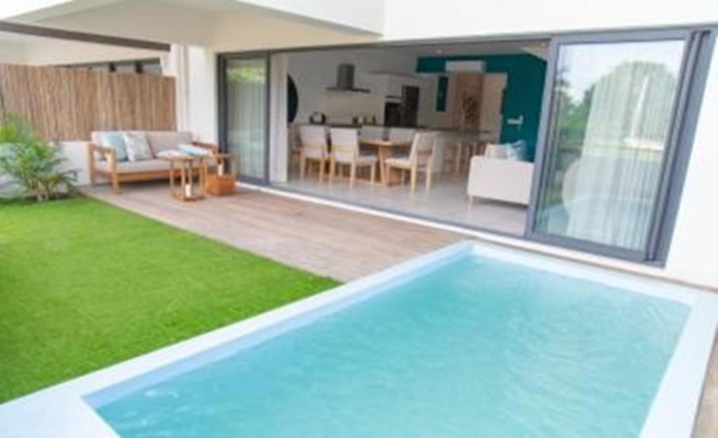 Superb apartment with swimming pool in residence, Tamarin