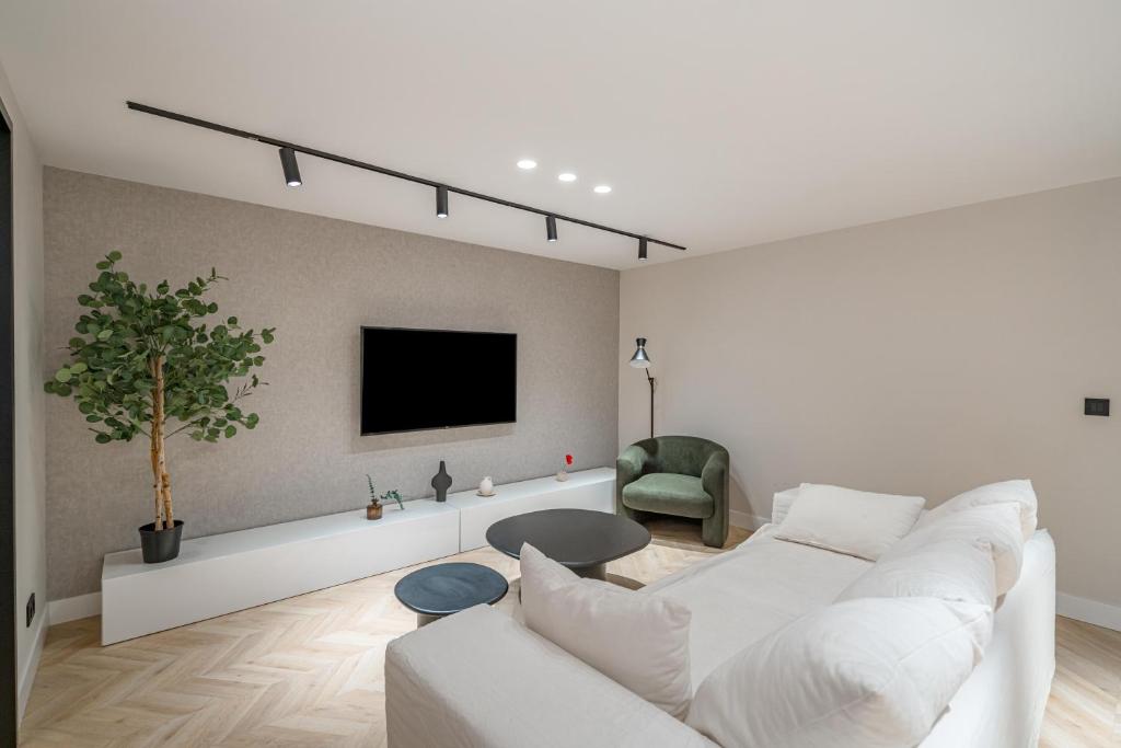 Location, Luxury & Style Best 4Bed in Madrid - 3