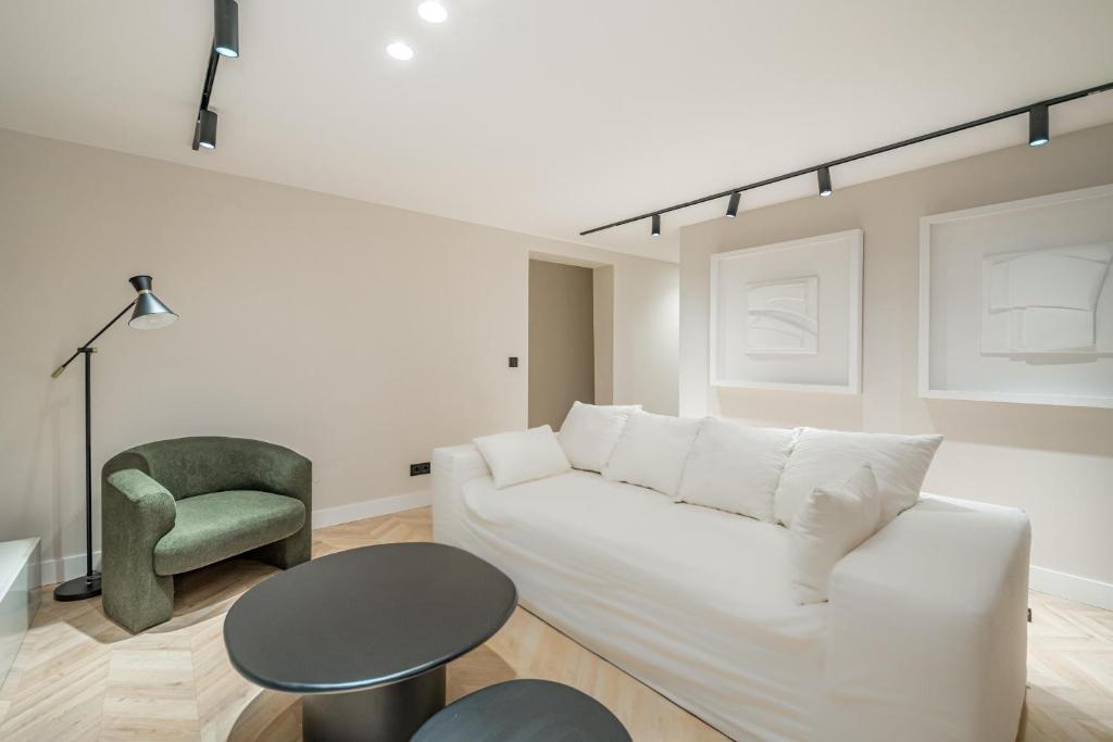 Location, Luxury & Style Best 4Bed in Madrid - 2