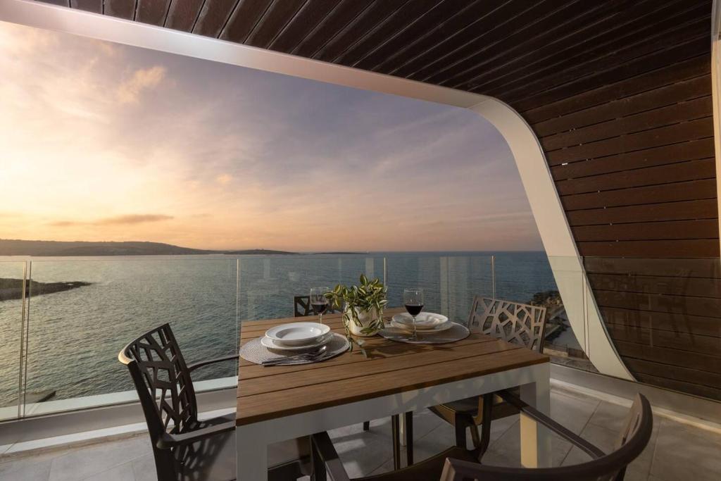 Ivory Suite Seafront With Views!- Fl 13 By Homely, St Paul's Bay