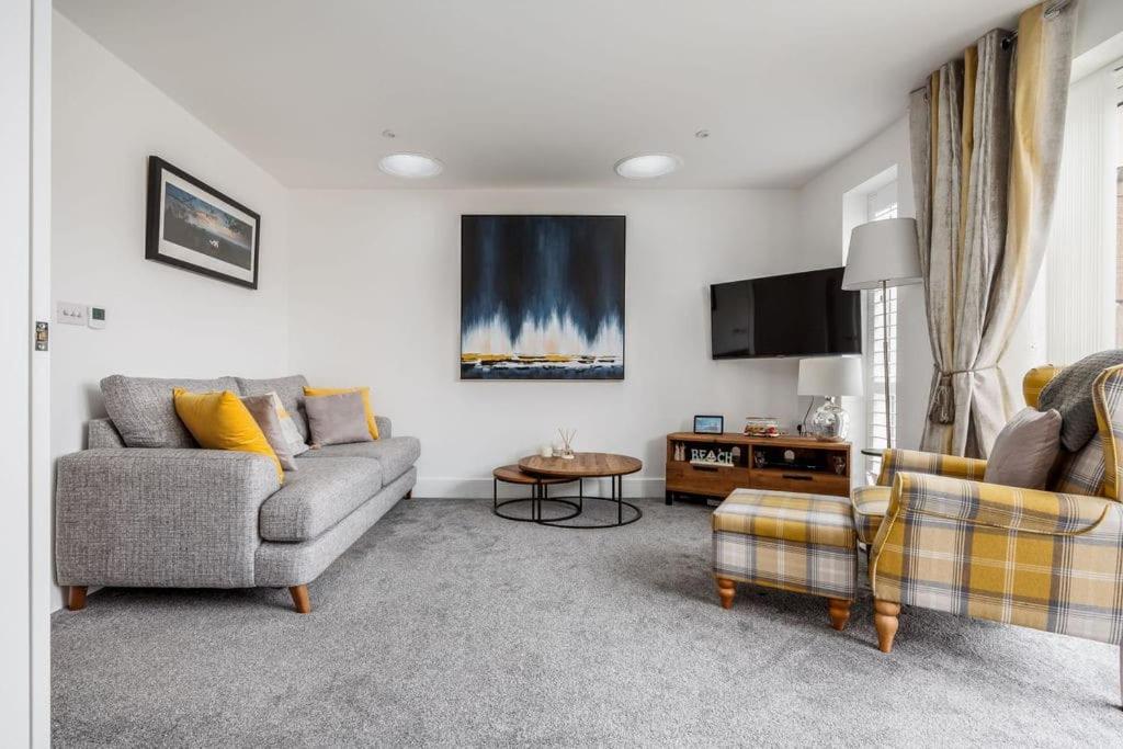 Beautiful Poole House 2-Bed Parking exterior