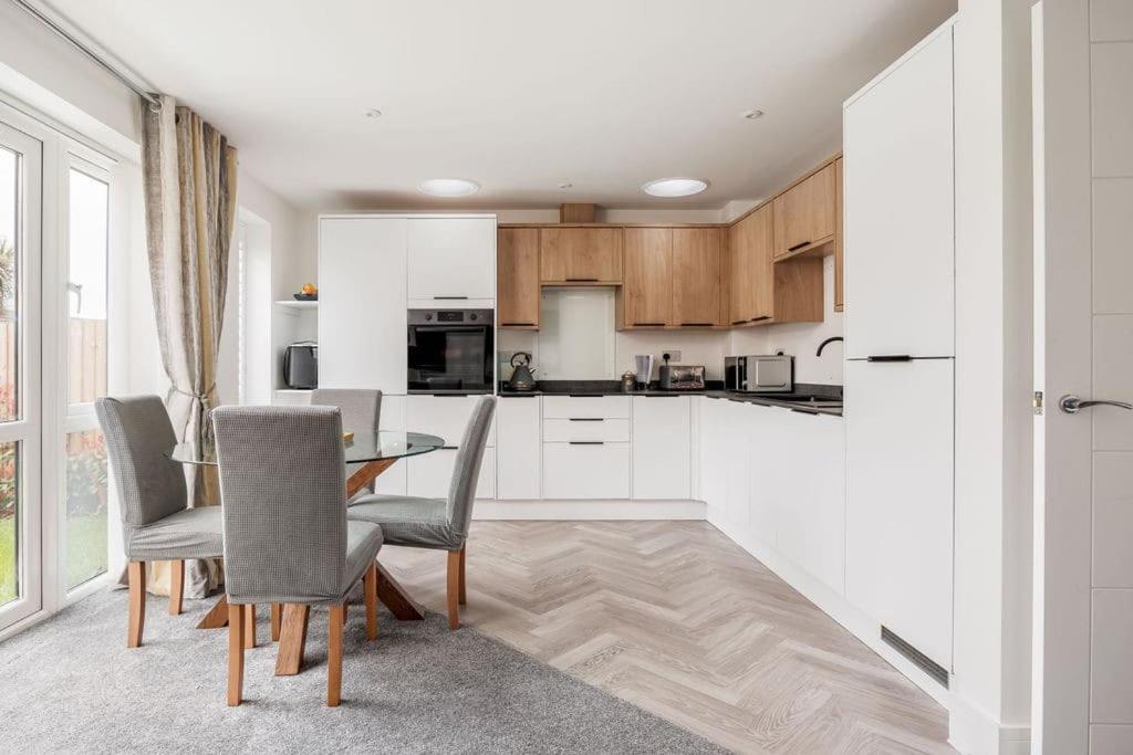 Beautiful Poole House 2-Bed Parking photo 6