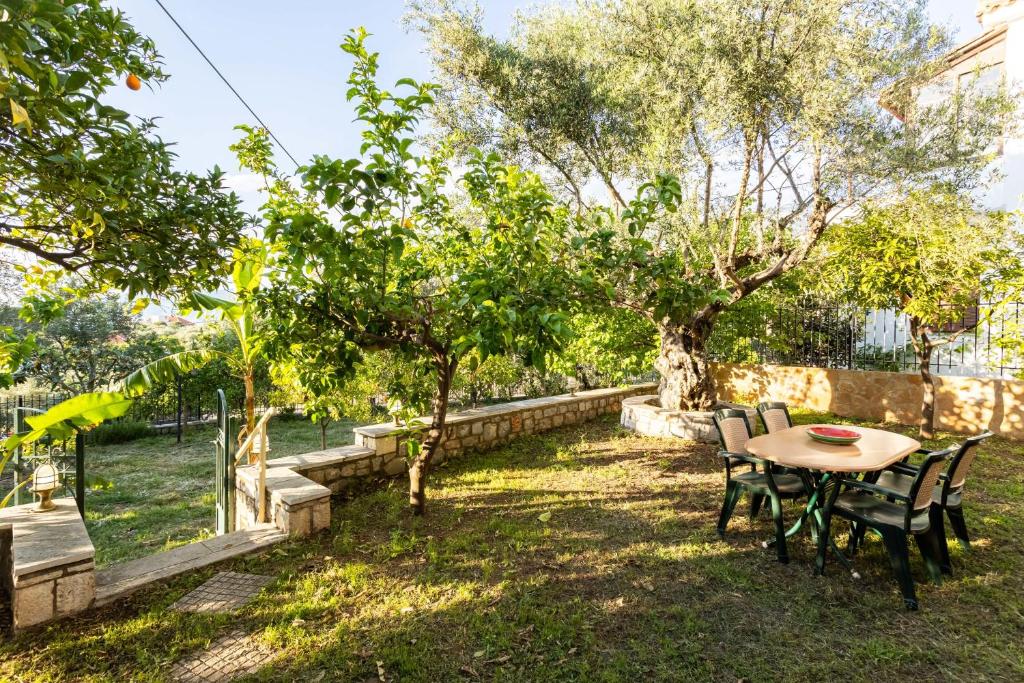 Avia's Seaside Hideaway with Lush Garden, Avia