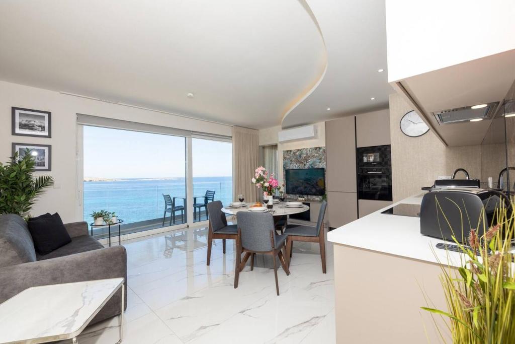 Ivory Suite Seafront With Views!- Fl 10 By Homely, St Paul's Bay