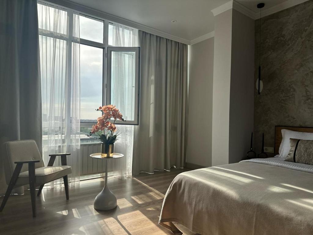 Премиум апартаменты с 3 спальнями в центре города, Almaty