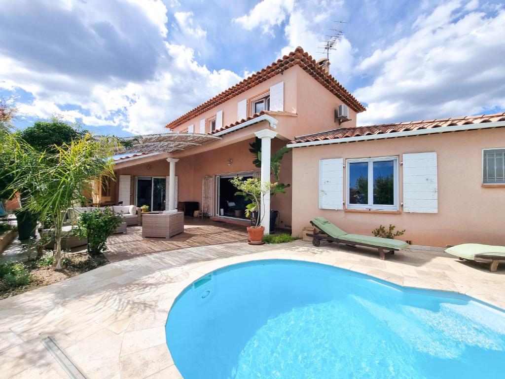 Villa Ocre et Bleue à Hyères YourHostHelper, Hyères