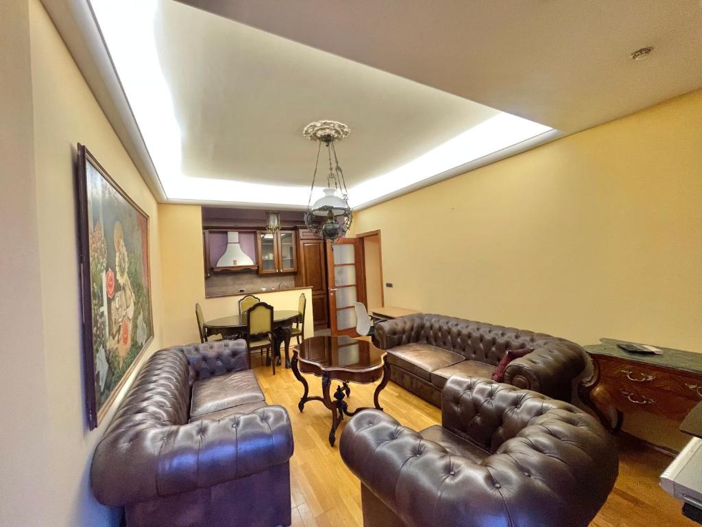 Heart of the City Stunning comfort,Balcony ,Netflix,Free Wi-Fi - 3