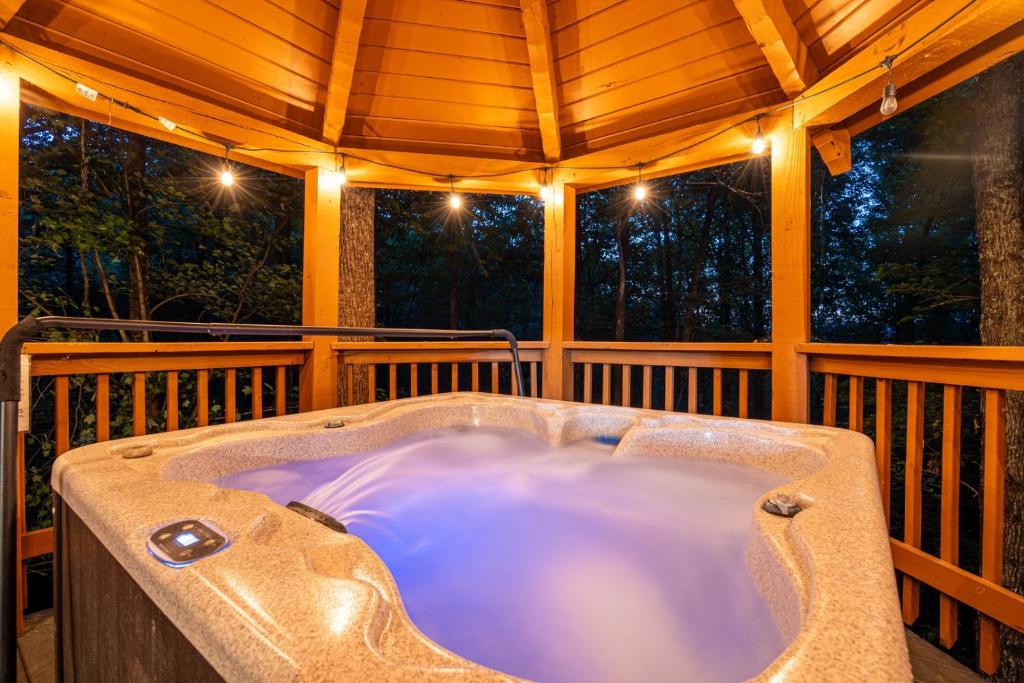 Cabin on the Mountain by Eden Crest, Sevierville