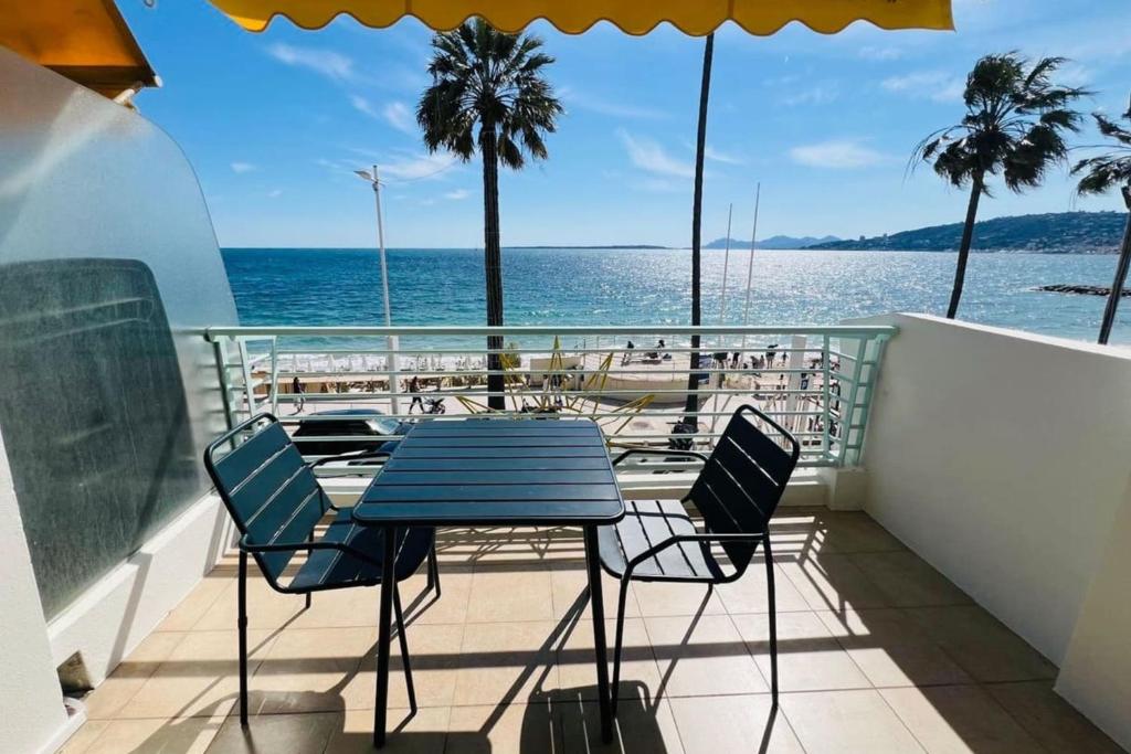 Comfortable apartment with nice sea view, Antibes