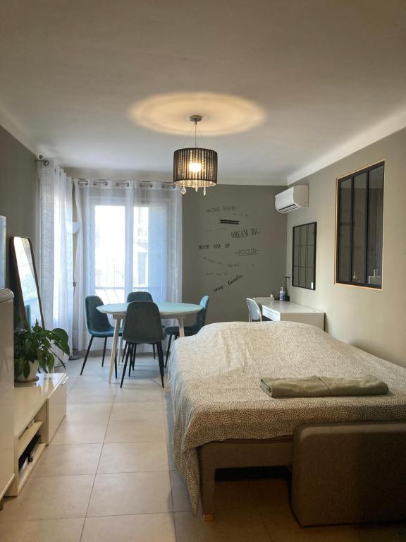 Only for female guests, shared homestay, Nice west cosy flat, balcony near airport train beach public transport supermarket - 1