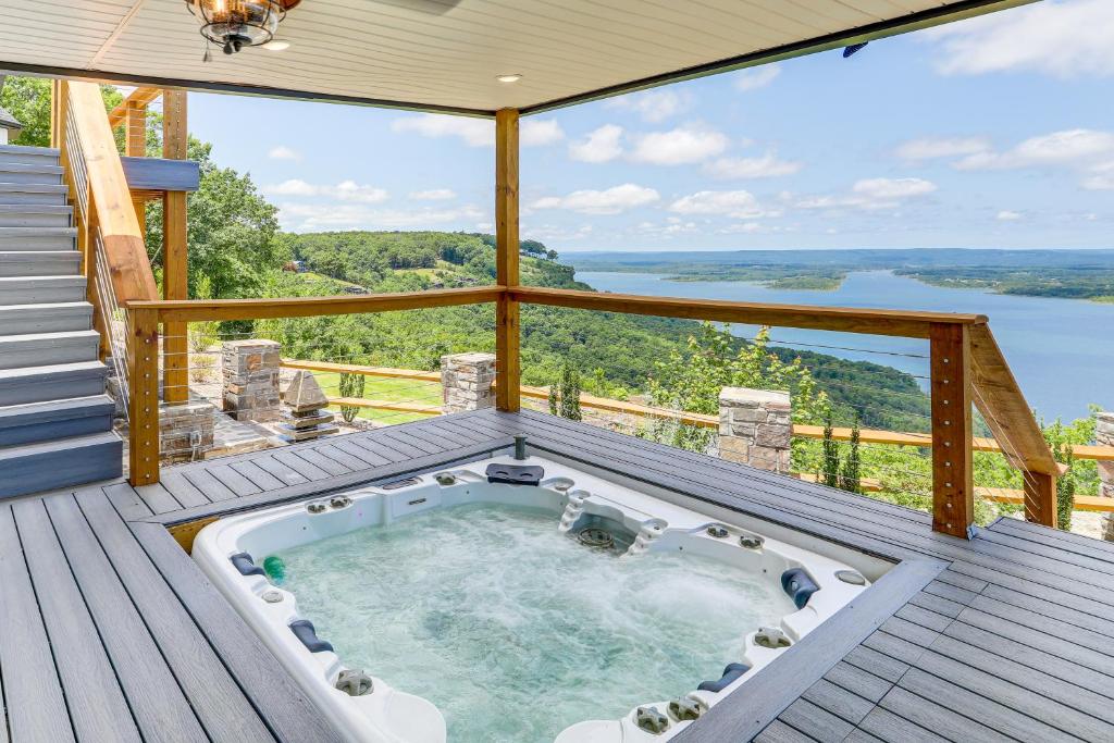 Luxe Home with Panoramic Greers Ferry Lake Views, Heber Springs