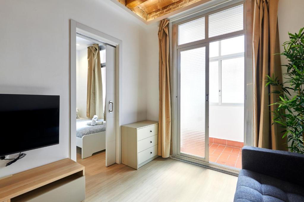 Vibrant and modern apartment - 4