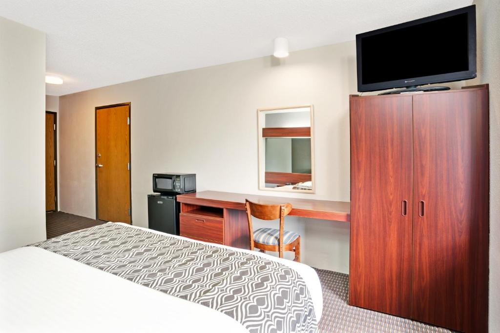 Microtel Inn & Suites by Wyndham Roseville/Detroit Area photo