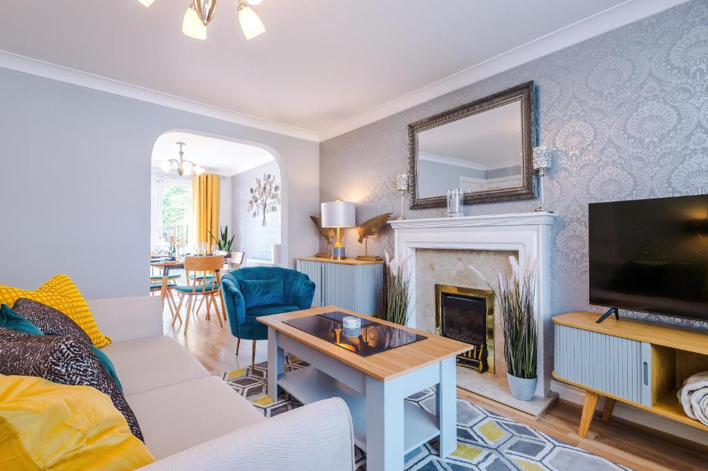 Beach Retreat with Hot Tub Sleeps 8, Prestatyn